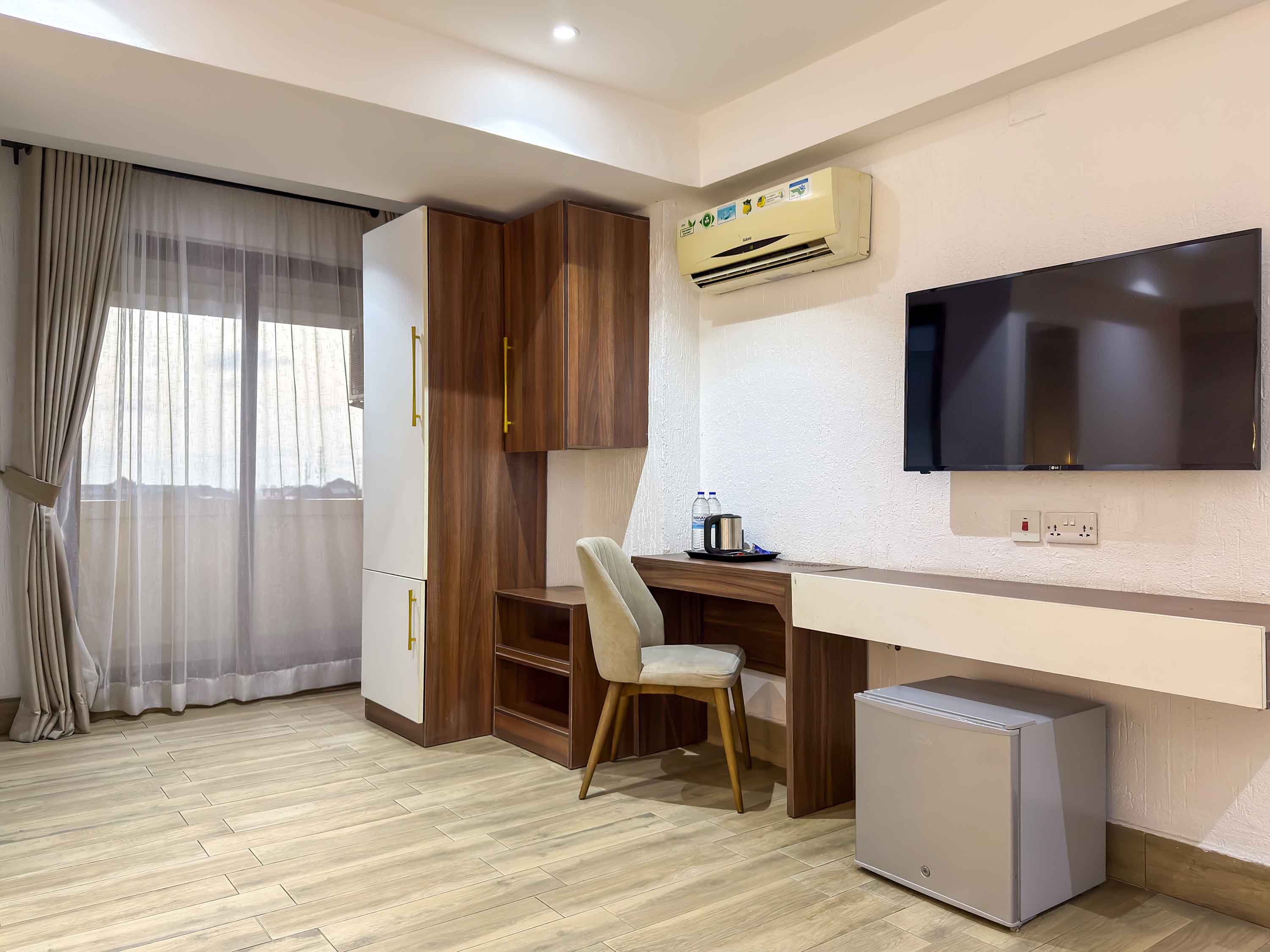 BUSINESS ROOM