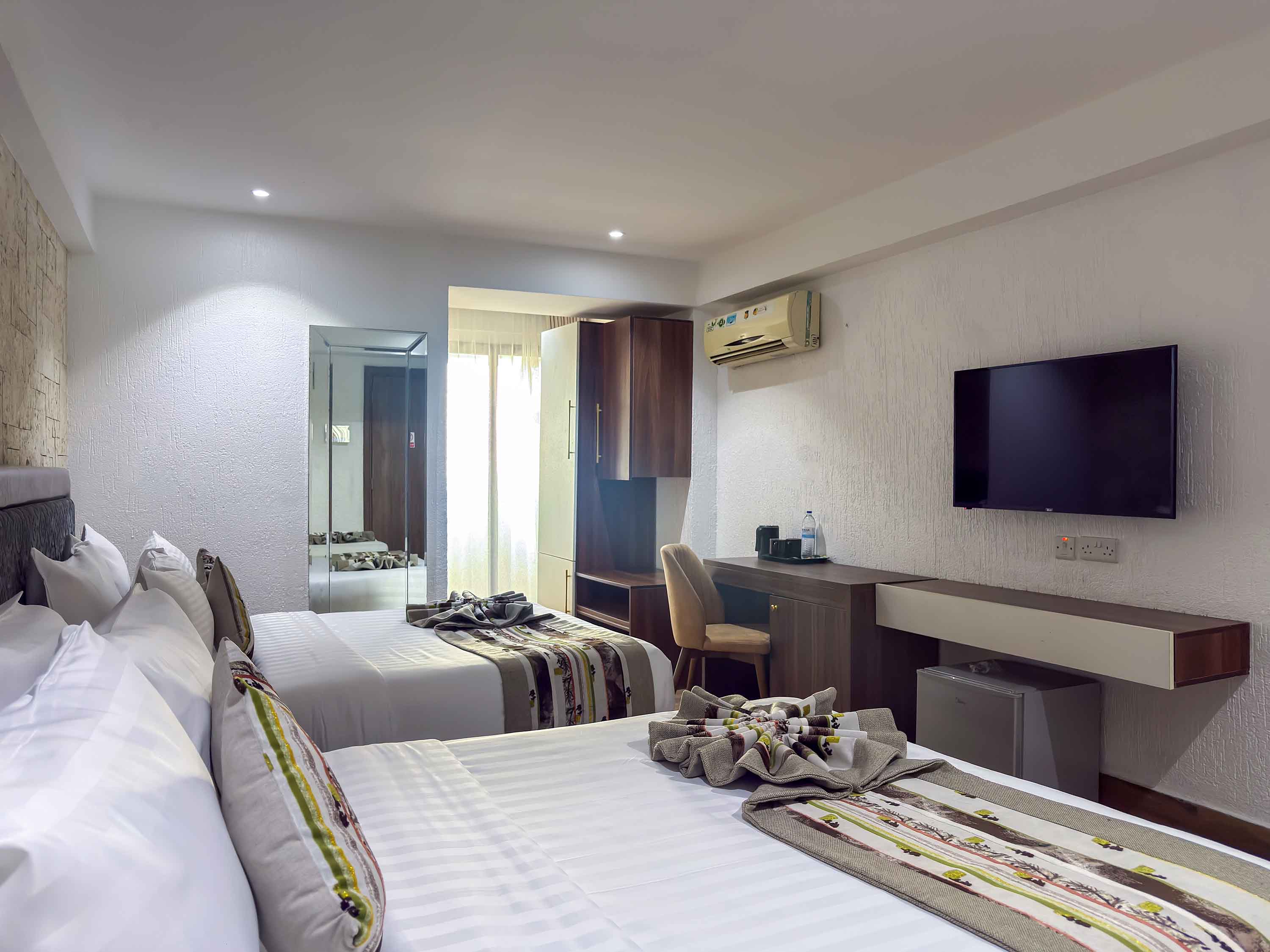TWIN BED ROOM